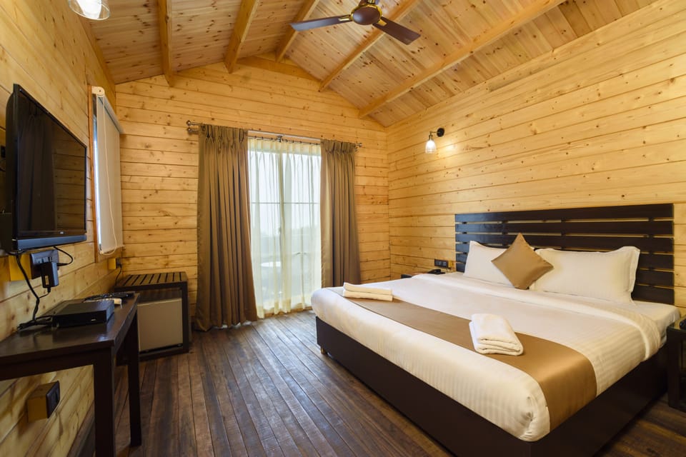 Wooden Cottage | In-room safe, blackout drapes, iron/ironing board, free WiFi