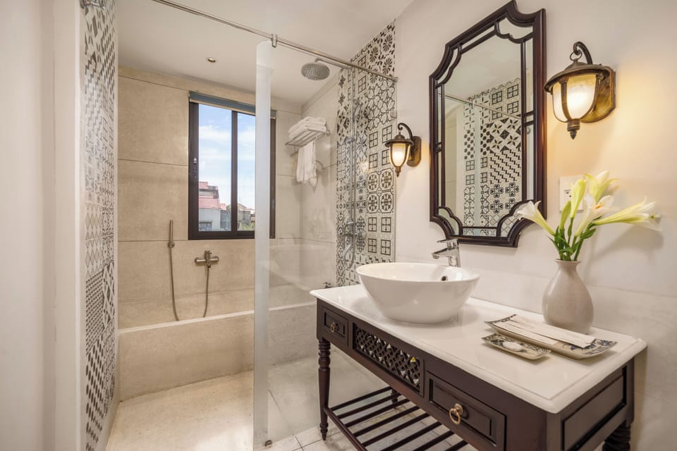 Combined shower/tub, rainfall showerhead, designer toiletries