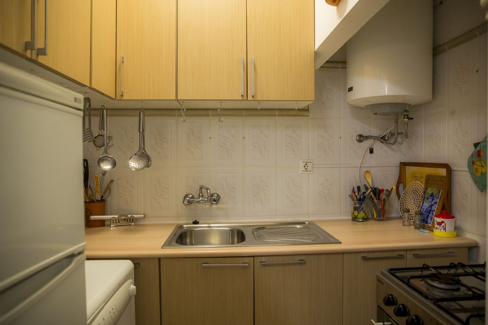 Apartment, 1 Bedroom | Private kitchen | Full-size fridge, microwave, oven, stovetop
