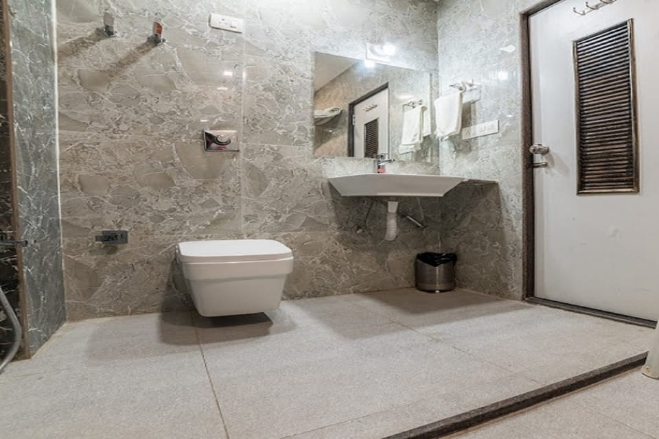 Deluxe Room, 1 Double Bed | Bathroom | Shower, towels