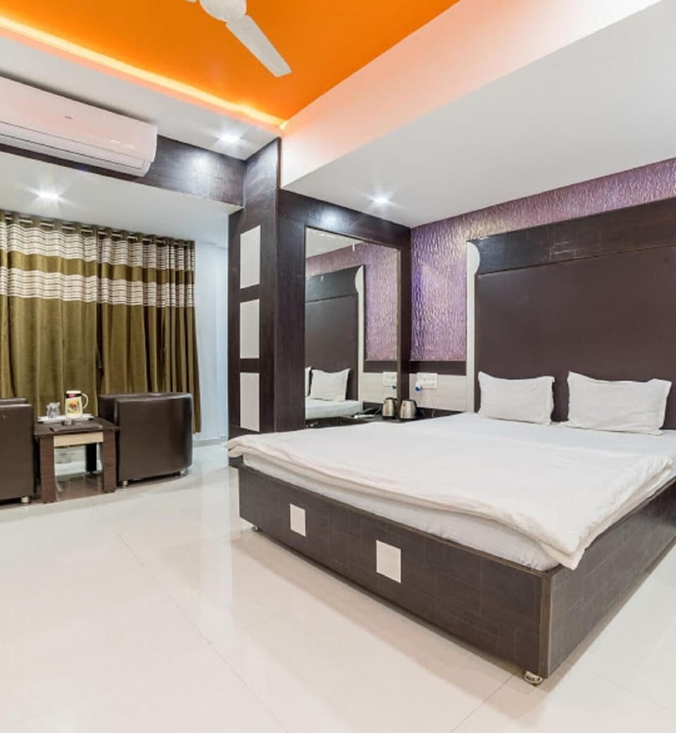 In-room safe, desk, soundproofing, bed sheets