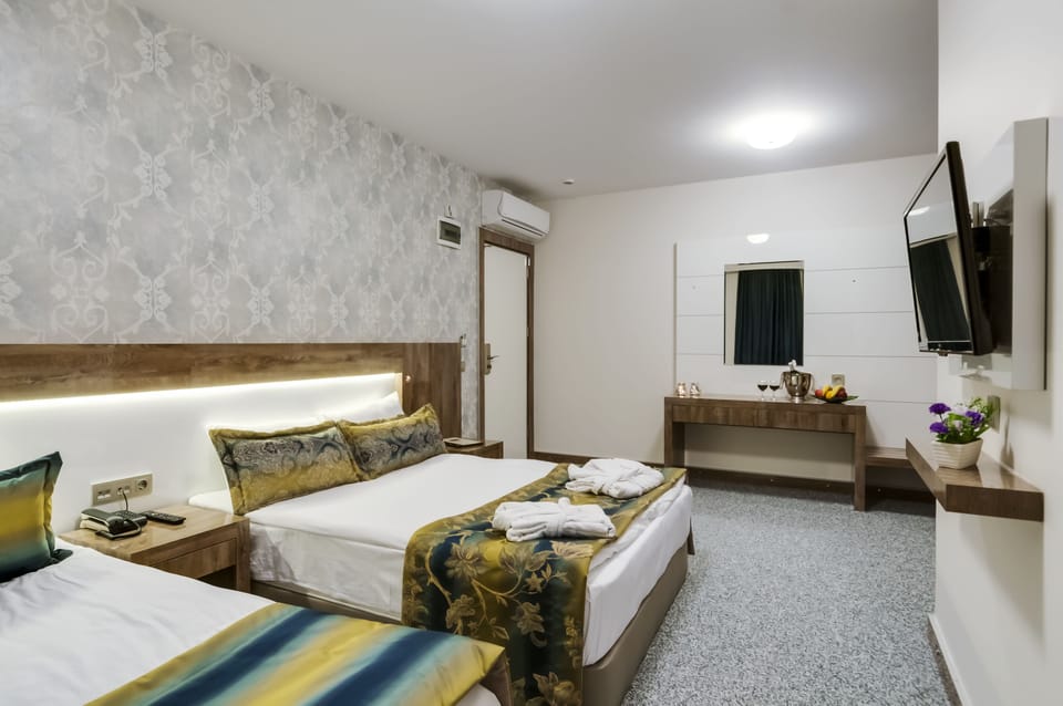 Double Room | Minibar, in-room safe, desk, soundproofing