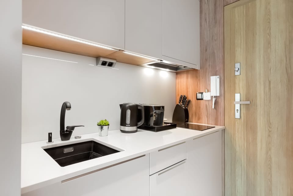Deluxe Studio (Marii Ludwiki 5) | Private kitchenette | Fridge, stovetop, coffee/tea maker, electric kettle