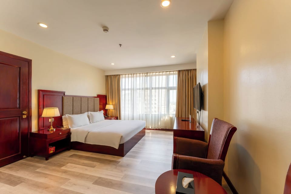 Deluxe Room King | In-room safe, iron/ironing board, free WiFi