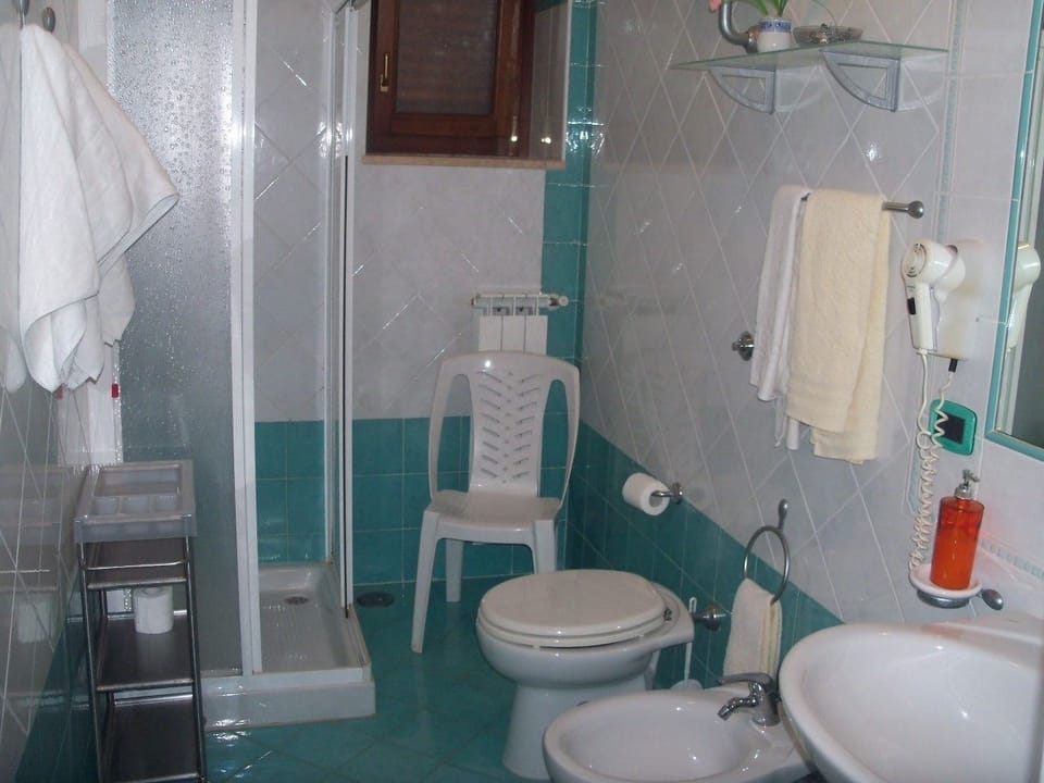 Double Room, Sea View | Bathroom | Shower, hair dryer, bidet, towels