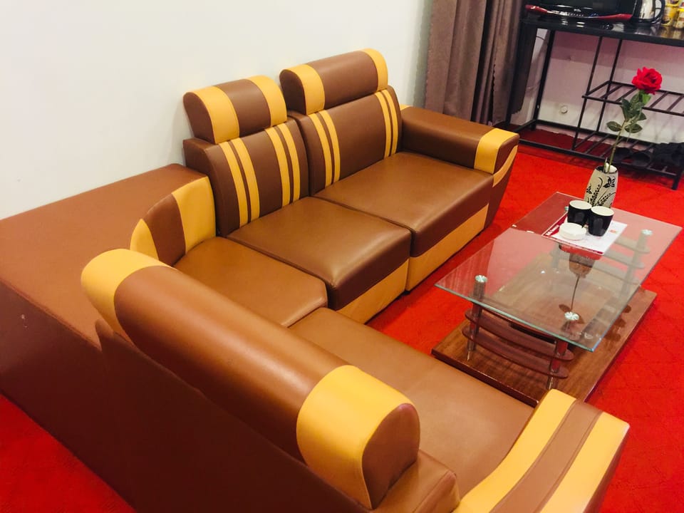Family Room | Desk, WiFi (free)