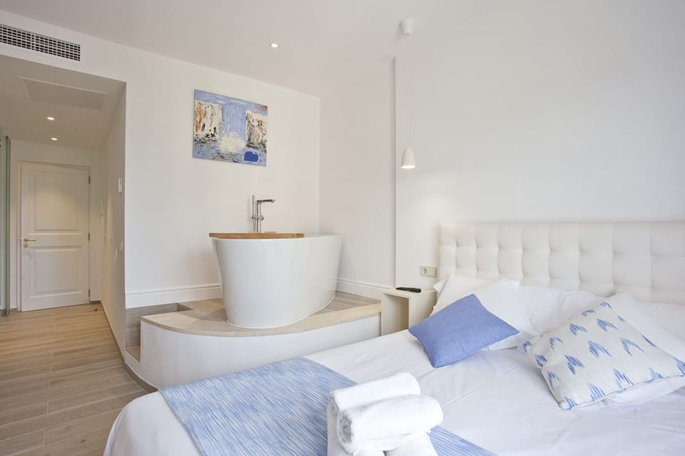 Deluxe Double Room | Premium bedding, minibar, in-room safe, individually decorated