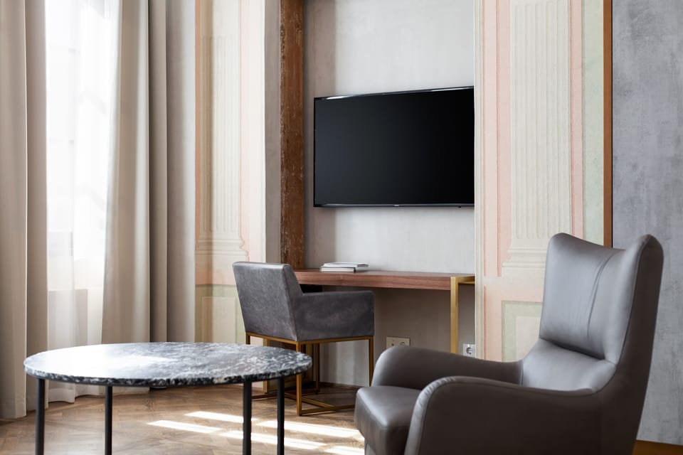 Signature Suite (Town Hall) | Living area | Plasma TV