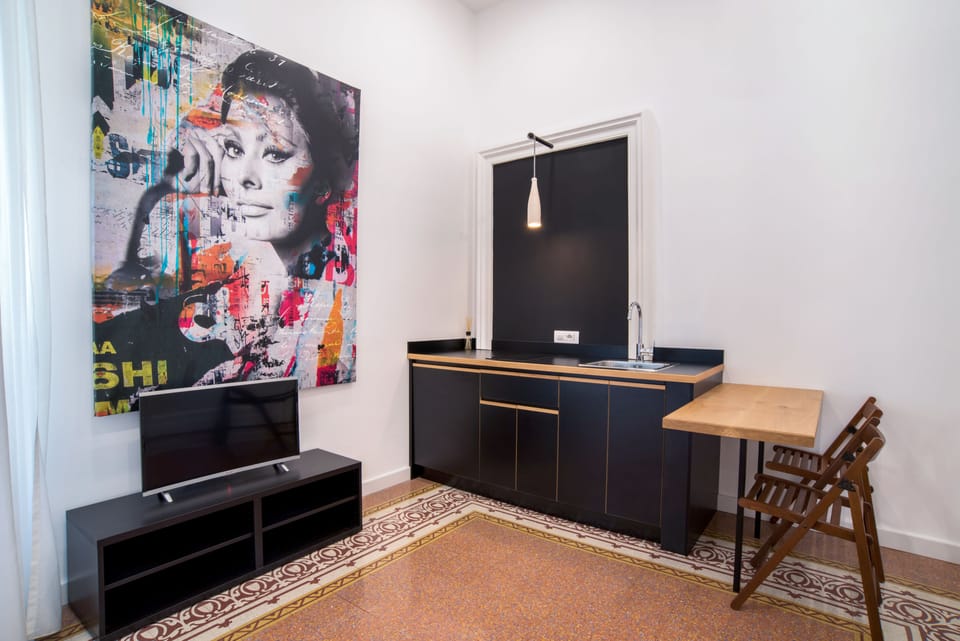 Triple Room | Private kitchenette | Electric kettle