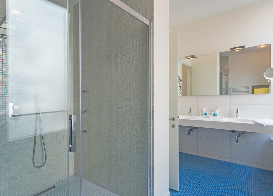 Family Suite | Bathroom | Shower, free toiletries, hair dryer, towels