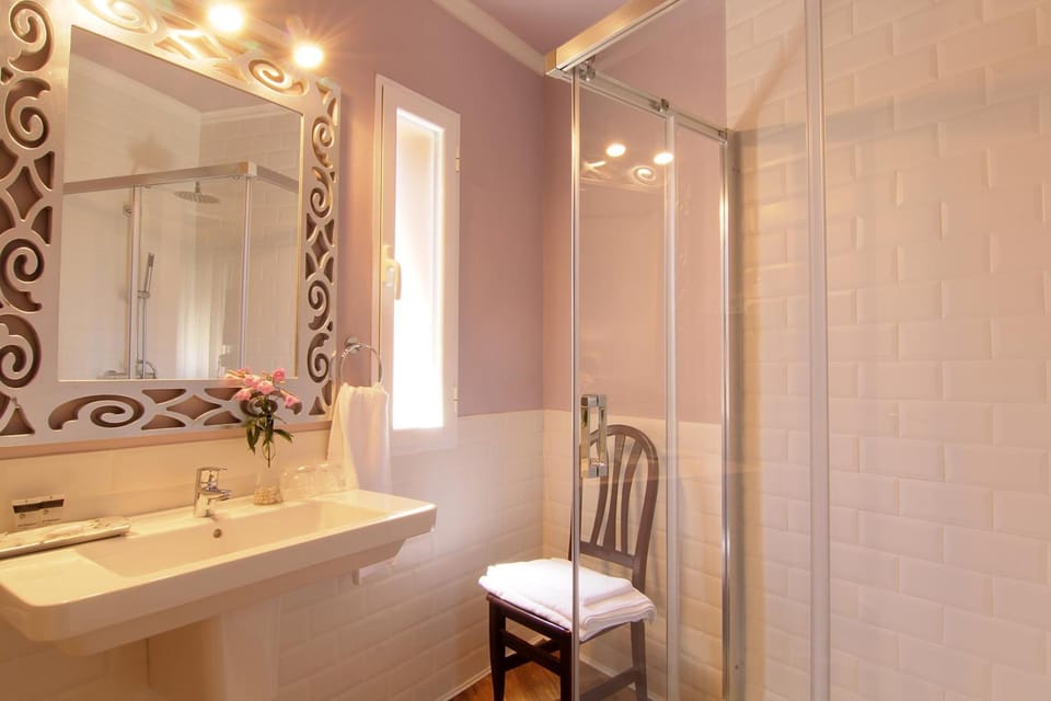 Shower, rainfall showerhead, free toiletries, hair dryer