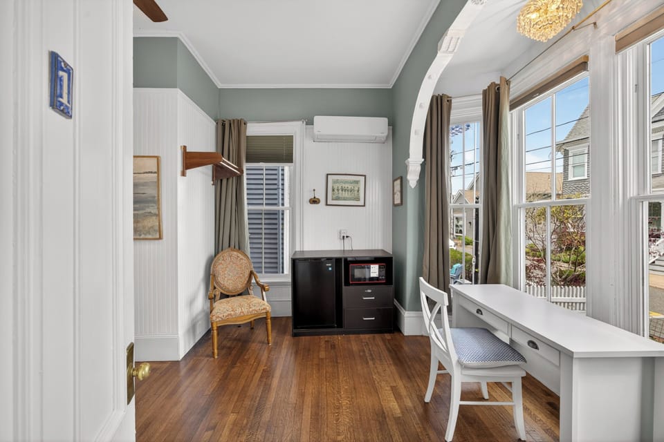 (Room #1) 1 Queen Bed, Private Bathroom, Harbor View | Premium bedding, down comforters, pillowtop beds, desk