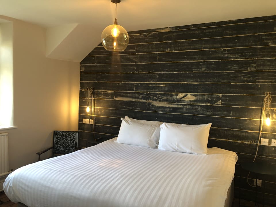 Luxury Room, 1 King Bed | Hypo-allergenic bedding, individually decorated, desk