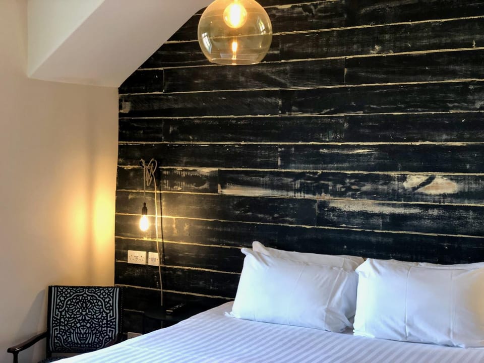 Luxury Room, 1 King Bed | Hypo-allergenic bedding, individually decorated, desk