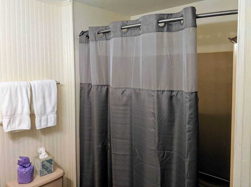 Classic Room, 1 Queen Bed, Private Bathroom | Bathroom | Free toiletries, hair dryer, bathrobes, towels
