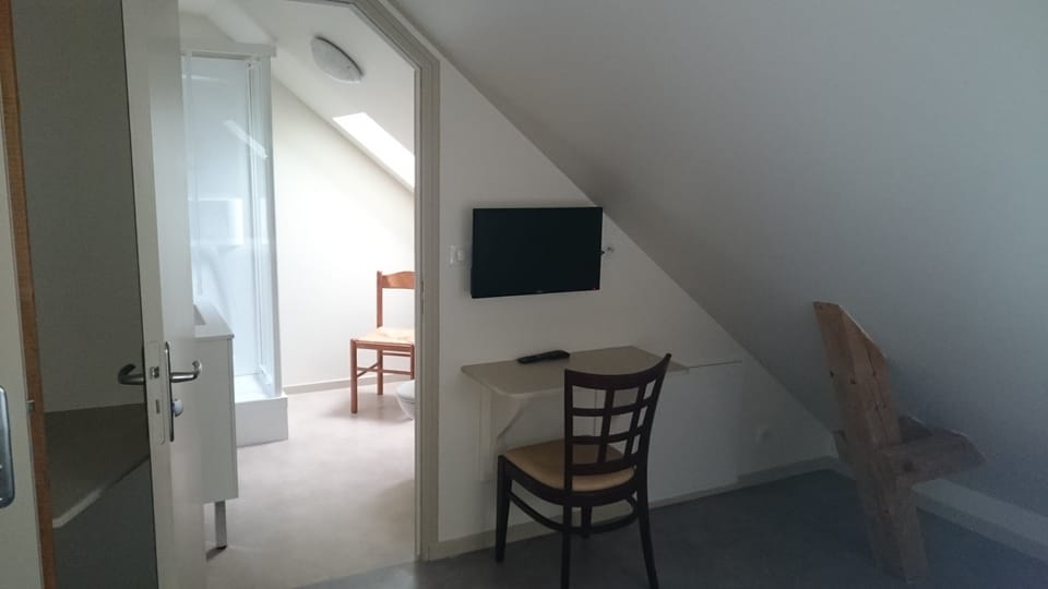 Comfort Room | Premium bedding, individually decorated, desk, soundproofing