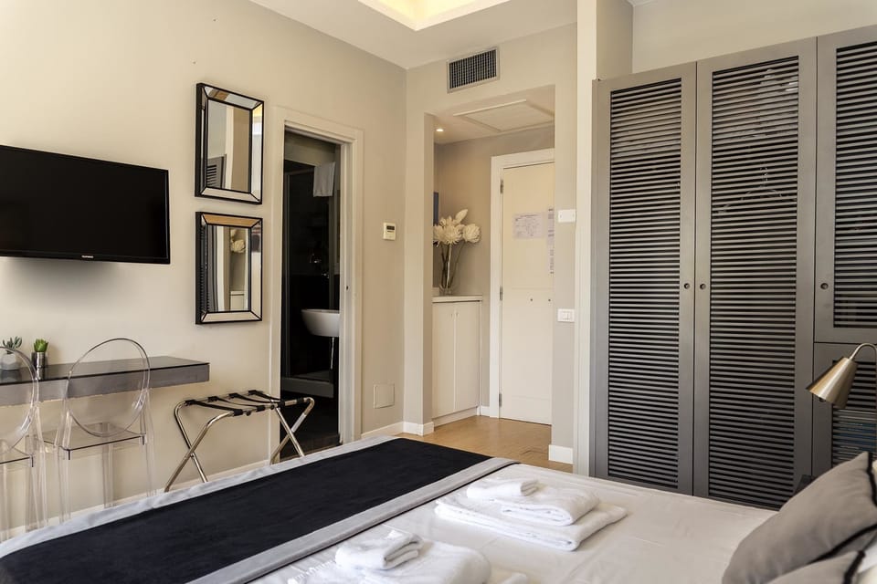 Double Room, Balcony | Minibar, in-room safe, desk, soundproofing