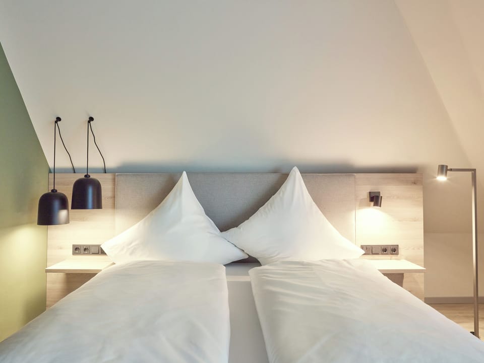 Dreibettzimmer mit Balkon | Desk, laptop workspace, soundproofing, free WiFi