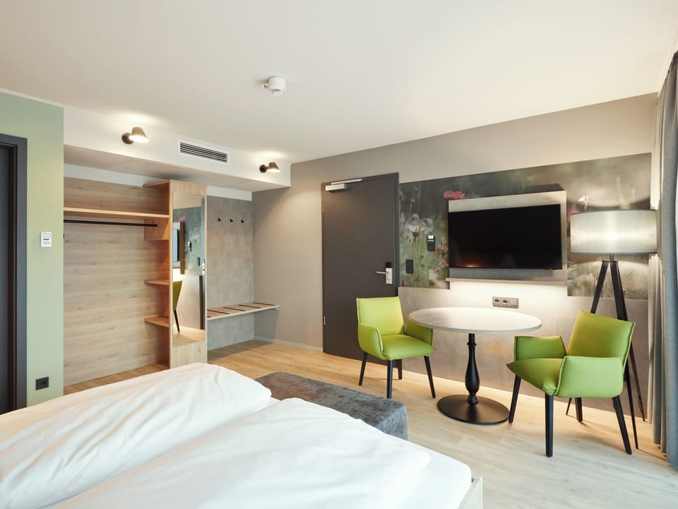 Komfort-Doppel- oder -Zweibettzimmer | Desk, laptop workspace, soundproofing, free WiFi
