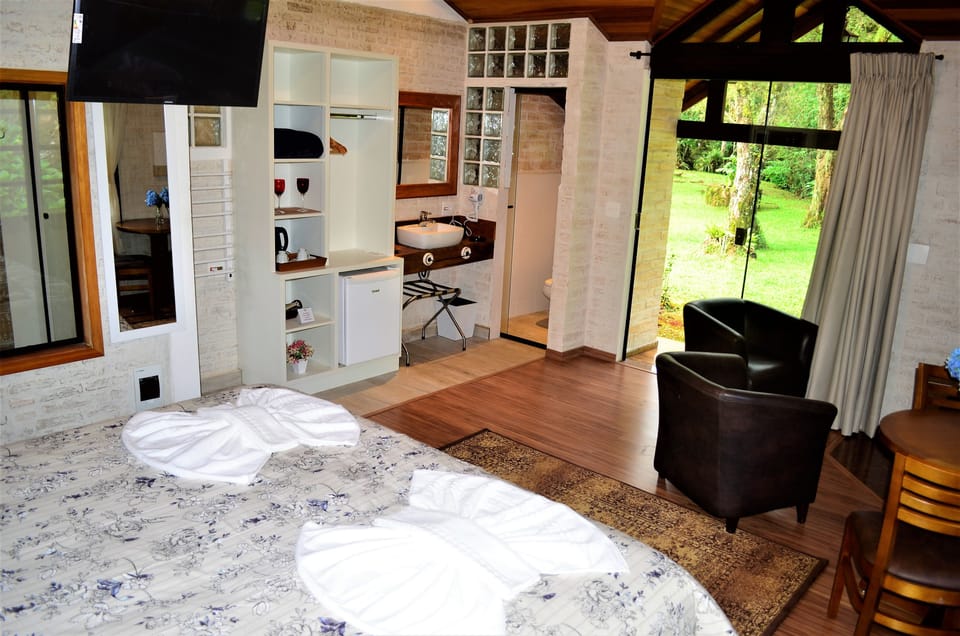 Design Suite, 1 King Bed, Jetted Tub, Garden Area | Room amenity