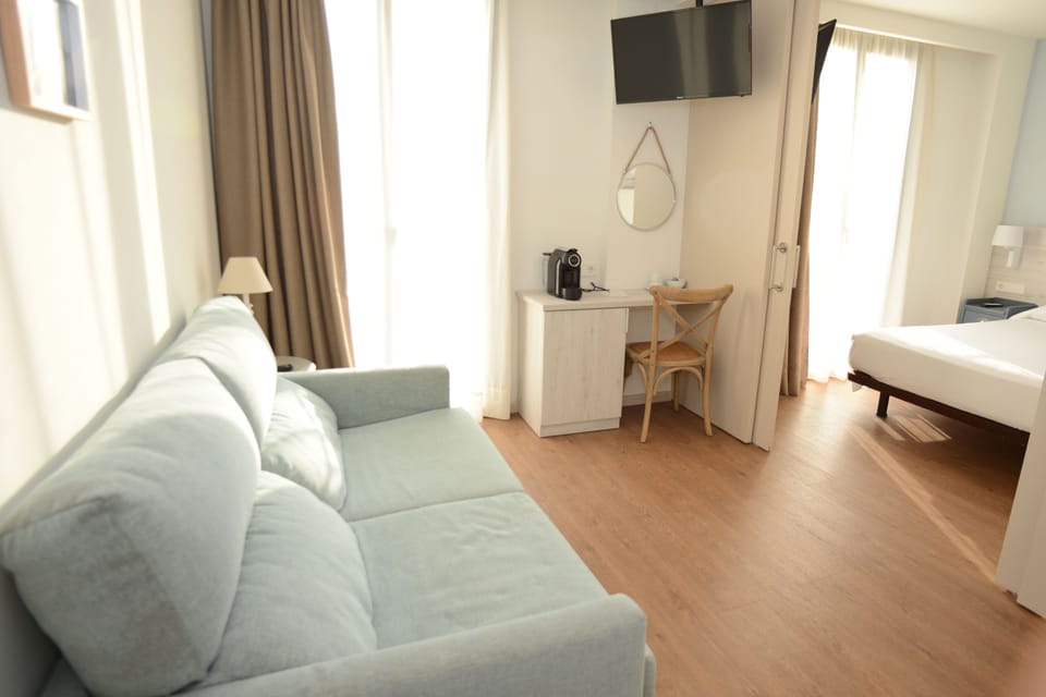 Junior Suite | Living room | 32-inch flat-screen TV with cable channels, TV