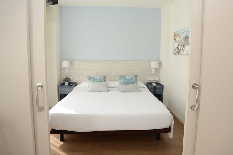 Junior Suite | Minibar, in-room safe, desk, blackout drapes