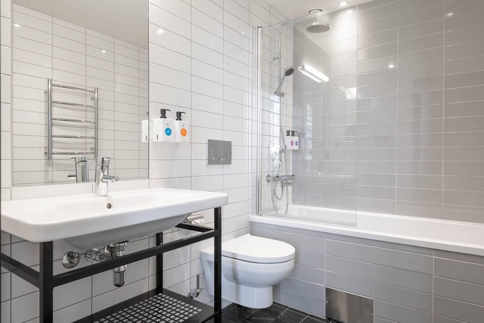 Deluxe Room, 1 King Bed, Non Smoking | In-room safe, desk, soundproofing, iron/ironing board