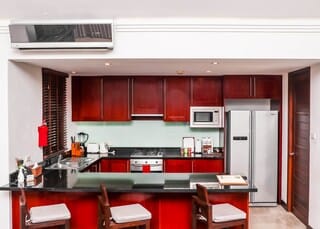 Coffee/tea maker, full-size fridge, microwave, stovetop