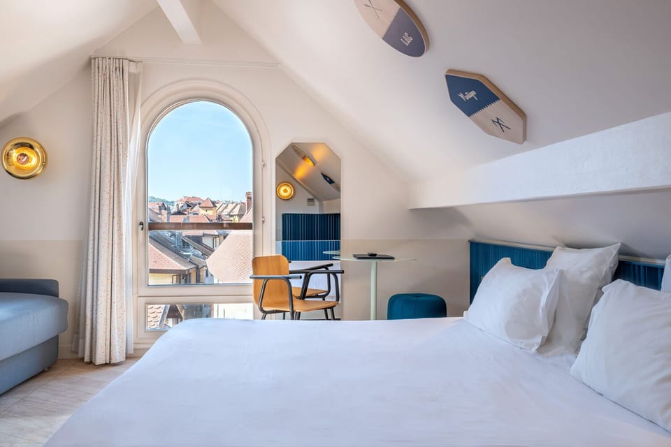 Signature Double Room | In-room safe, free WiFi, bed sheets