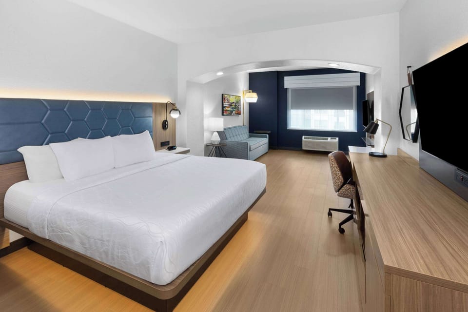 Deluxe Suite, 1 King Bed, Non Smoking | Premium bedding, desk, iron/ironing board, free WiFi