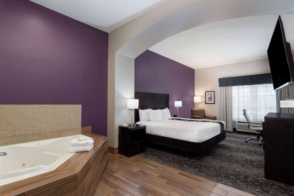 Deluxe Studio Suite, 1 King Bed | Premium bedding, in-room safe, desk, soundproofing