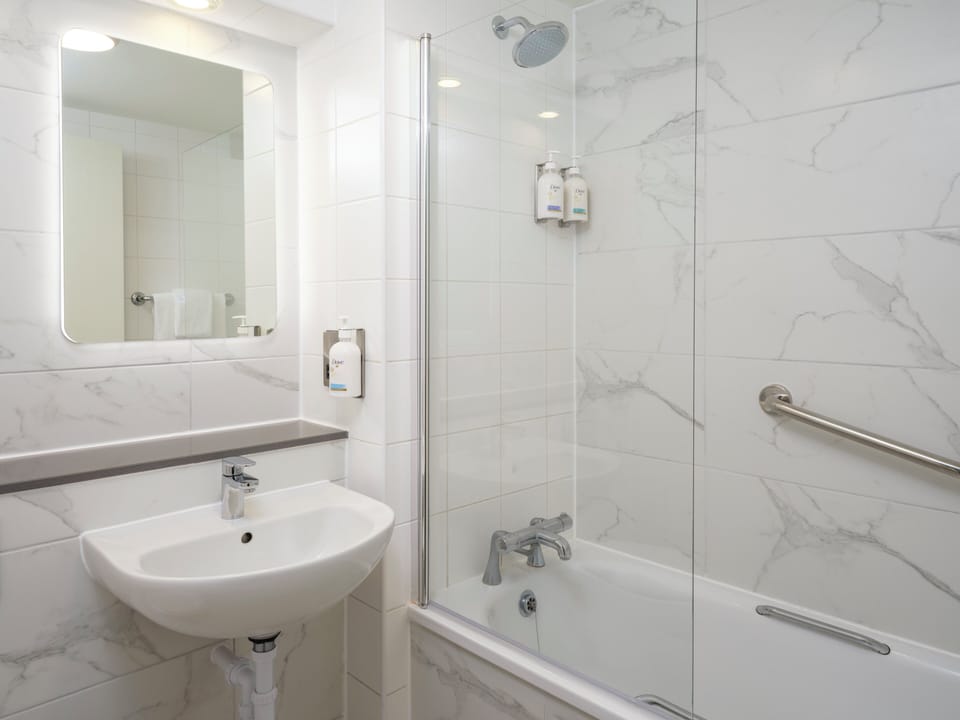 Standard Room | Bathroom | Designer toiletries, hair dryer, towels