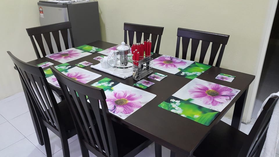 House, 2 Bedrooms | In-room dining