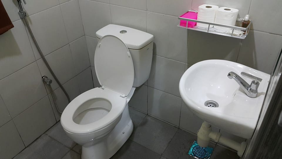 House, 2 Bedrooms | Bathroom | Shower, free toiletries, towels