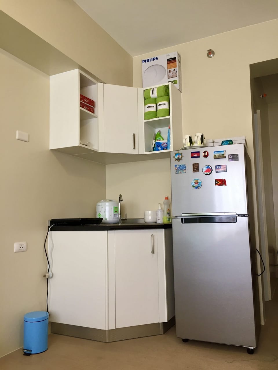 Full-size fridge, microwave, stovetop, coffee/tea maker