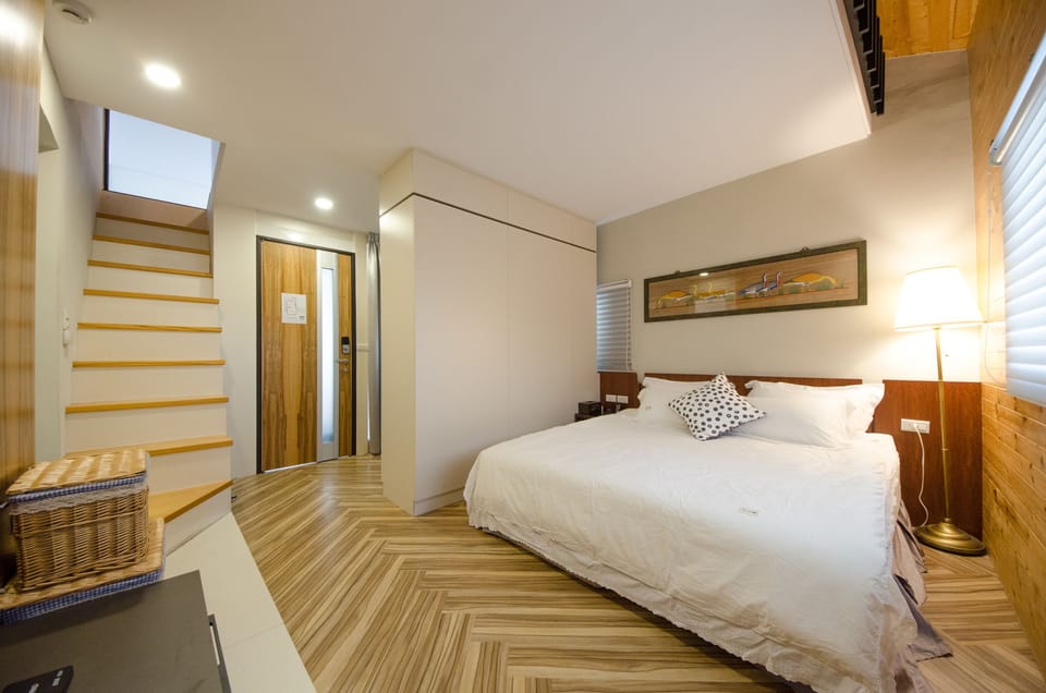 Desk, laptop workspace, free WiFi, bed sheets