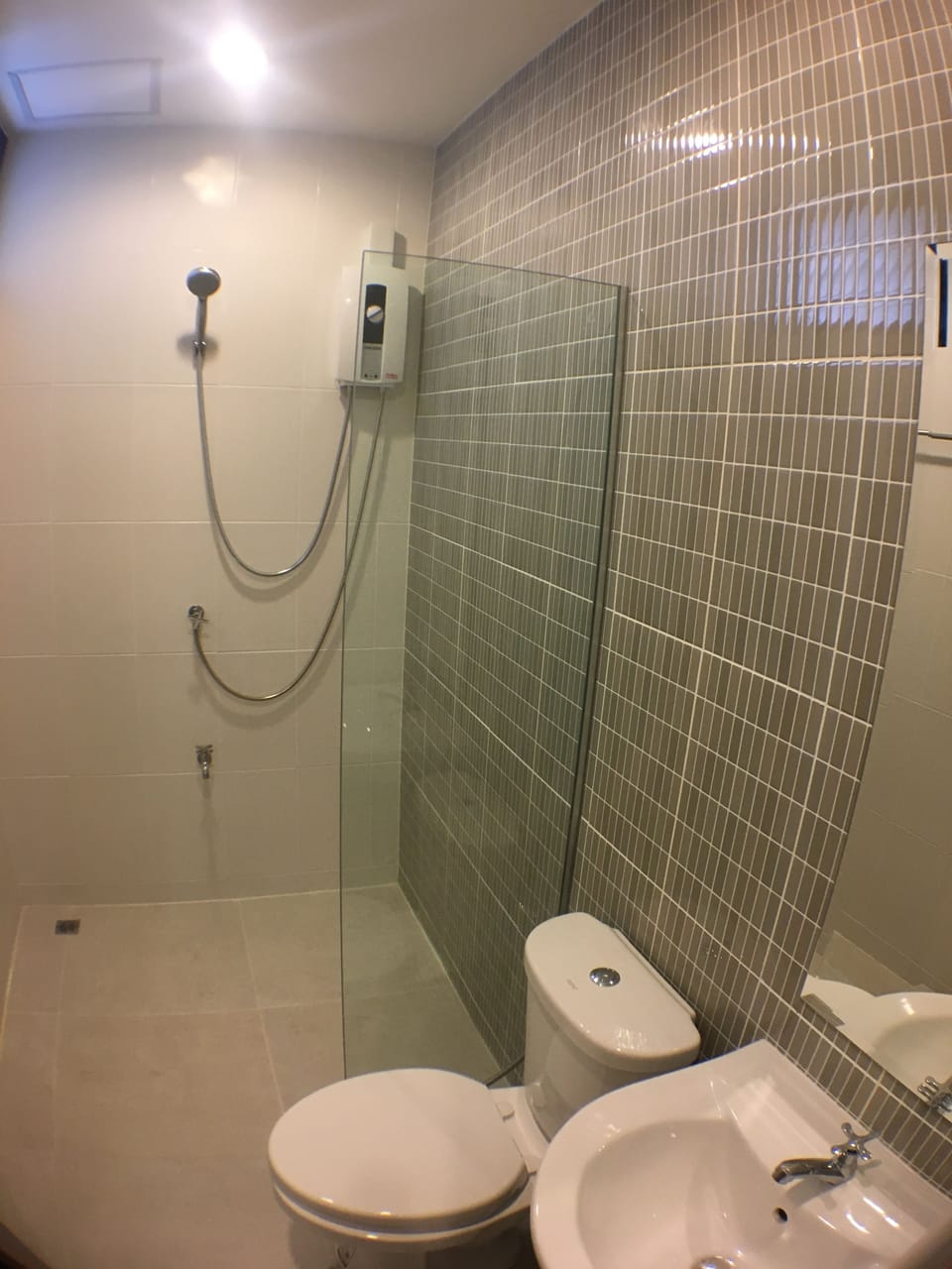 Deluxe Single Room | Bathroom | Shower, free toiletries, towels