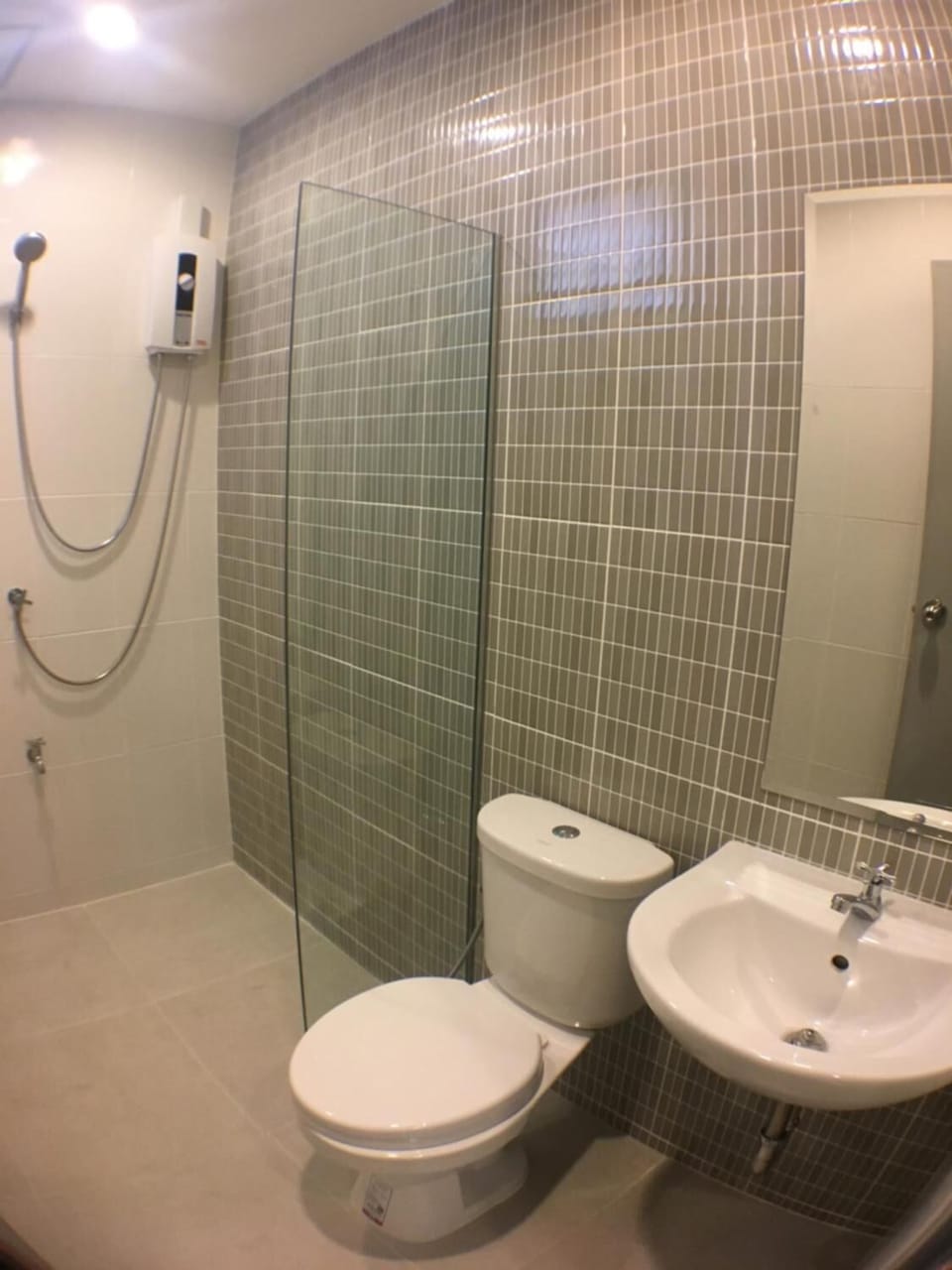 Shower, free toiletries, towels