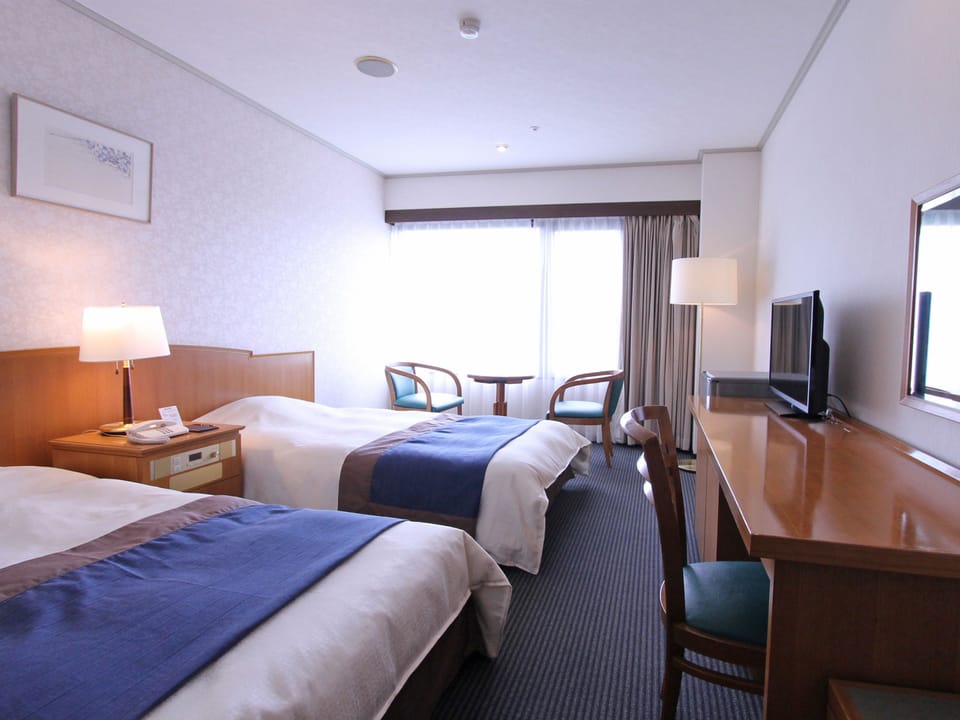 Premium bedding, in-room safe, desk, blackout drapes