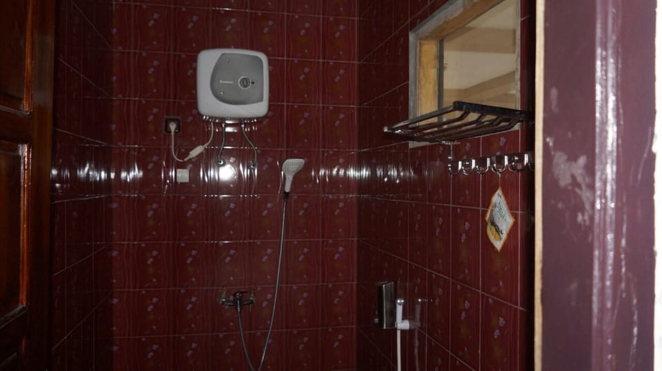 Shower, free toiletries, towels