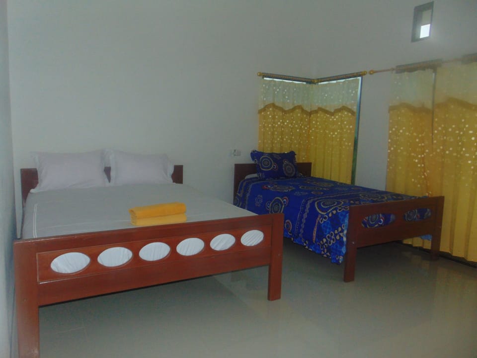 Standard Room | Desk, soundproofing, bed sheets