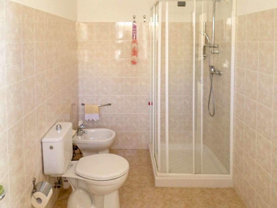 Classic Quadruple Room, Connecting Rooms | Bathroom | Shower, free toiletries, hair dryer, bathrobes