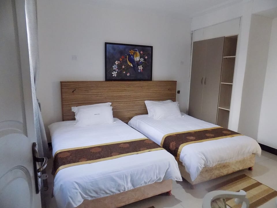 Twin Room | Desk, free WiFi, bed sheets