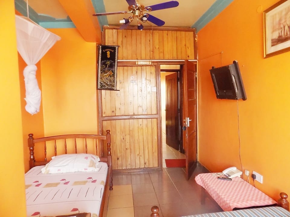 Economy Twin Room | Living area | Flat-screen TV