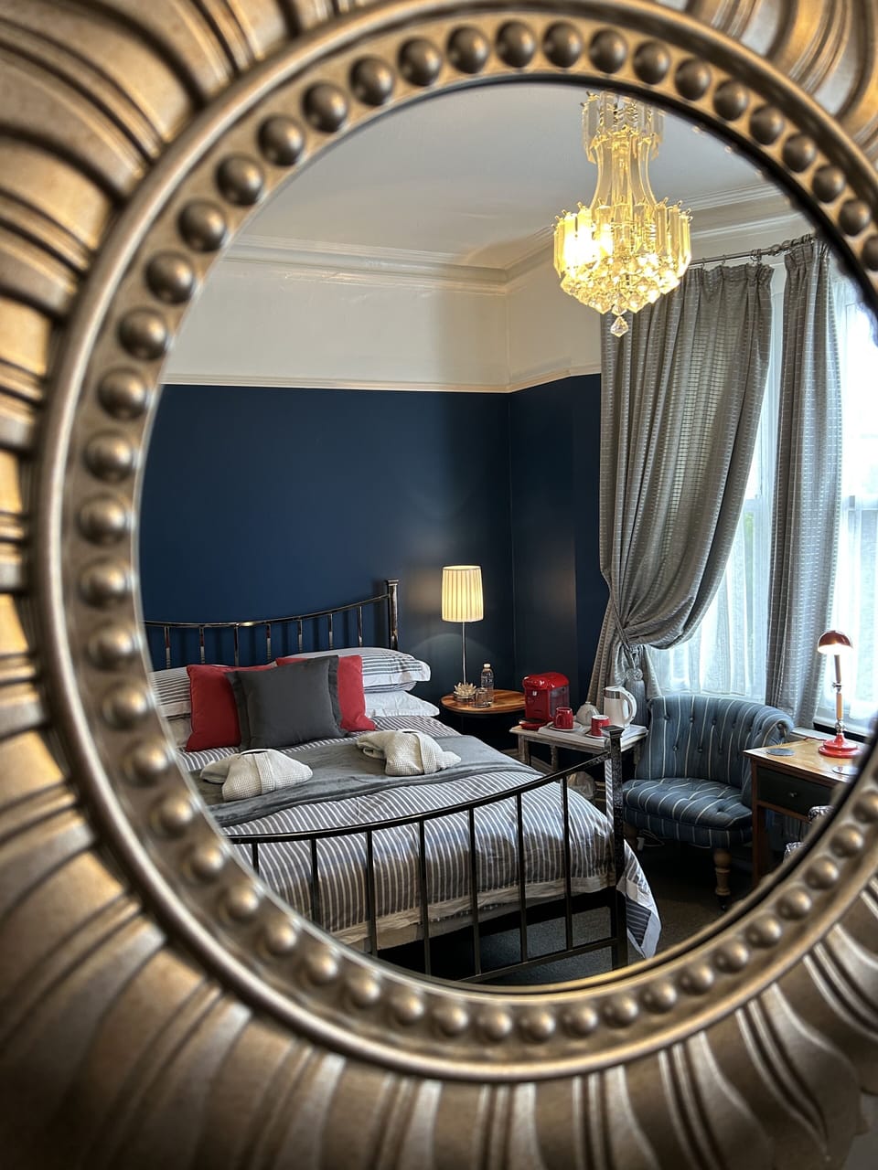 Hypo-allergenic bedding, desk, blackout drapes, free WiFi