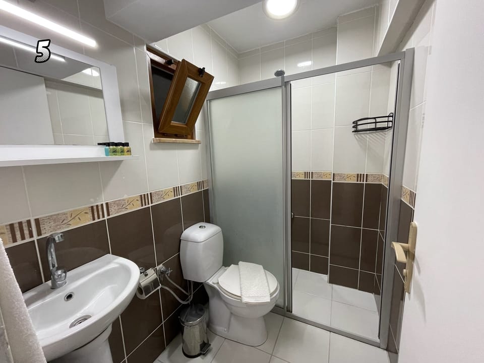 Standard Triple Room, City View | Bathroom | Shower, free toiletries, hair dryer, slippers