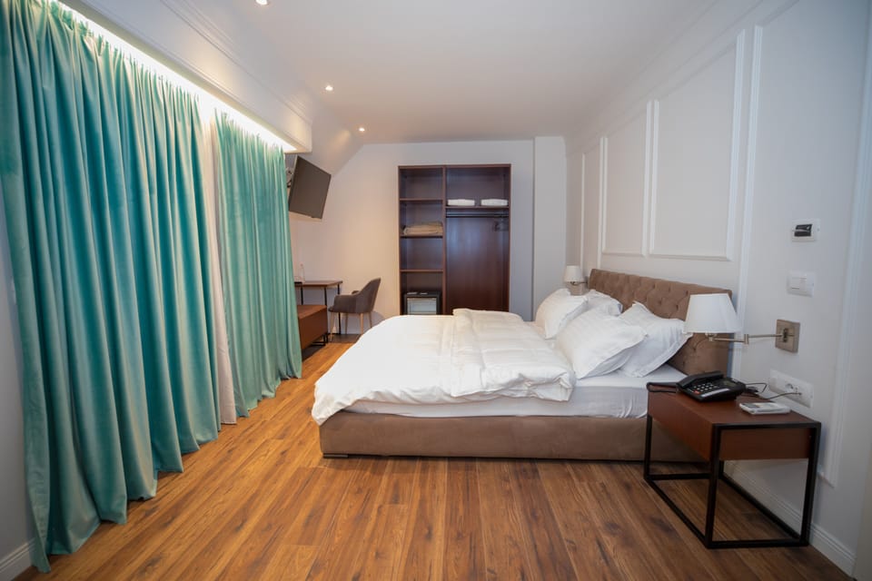 Comfort Double Room, Accessible | Egyptian cotton sheets, premium bedding, memory foam beds, desk
