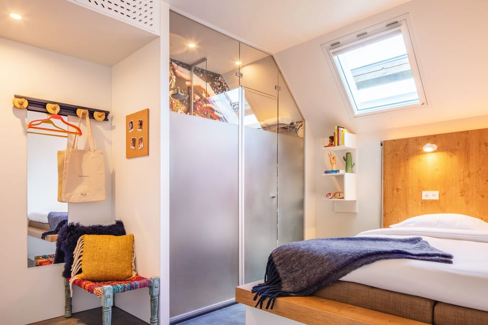 MOST EPIC ROOM | Free WiFi, bed sheets