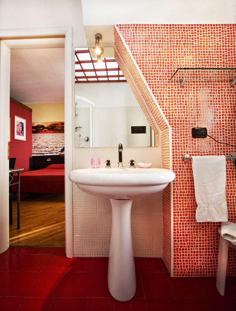 Double Room, 1 King Bed | Bathroom | Shower, free toiletries, hair dryer, bidet