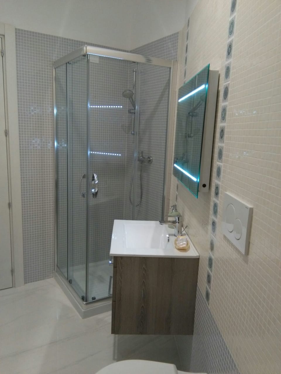 Family Suite, 2 Bedrooms | Bathroom | Free toiletries, hair dryer, slippers, bidet